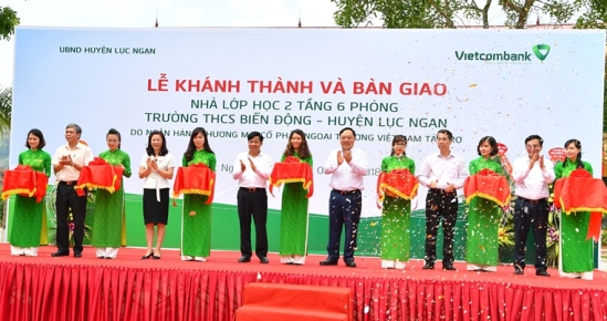 Các đại biểu cắt băng khánh thành Nhà lớp học 2 tầng 6 phòng của Trường THSC Biển Động