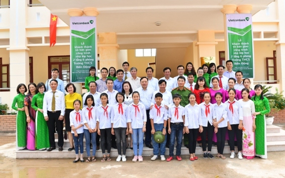 Đại diện Vietcombank cùng các đại biểu và thầy trò Trường THCS Biển Động chụp ảnh kỷ niệm tại Nhà lớp học 2 tầng 6 phòng mới xây dựng