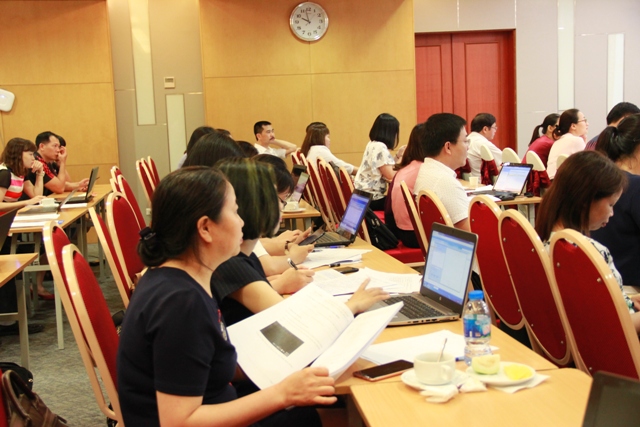 Cán bộ, chuyên viên Cơ quan Đảng ủy Khối và các Đảng ủy trực thuộc thực hành sử dụng phần mềm thống kê số liệu báo cáo.