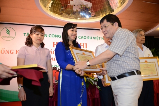 Đại diện lãnh đạo Bộ NN & PTNT trao Bằng khen của Bộ NN & PTNT cho các tập thể đạt thành tích xuất sắc trong công tác kiểm tra giám sát năm 2017