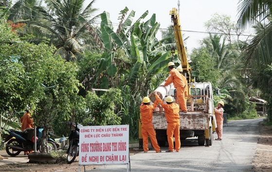 Công nhân các công ty điện lực trong khu vực 3 đang diễn tập khắc phục sự cố về điện tại hiện trường
