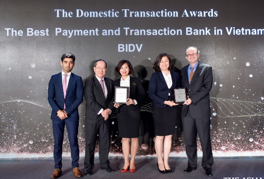 Đại diện BIDV nhận giải thưởng