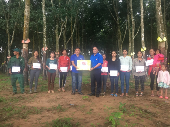 Đồng chí Vũ Đức Tú, Ủy viên BTV TW Đoàn, Bí thư Đoàn Khối thăm và tặng quà cho thanh niên công nhân Công ty Cổ phần thép tấm lá Thống Nhất có hoàn cảnh khó khăn