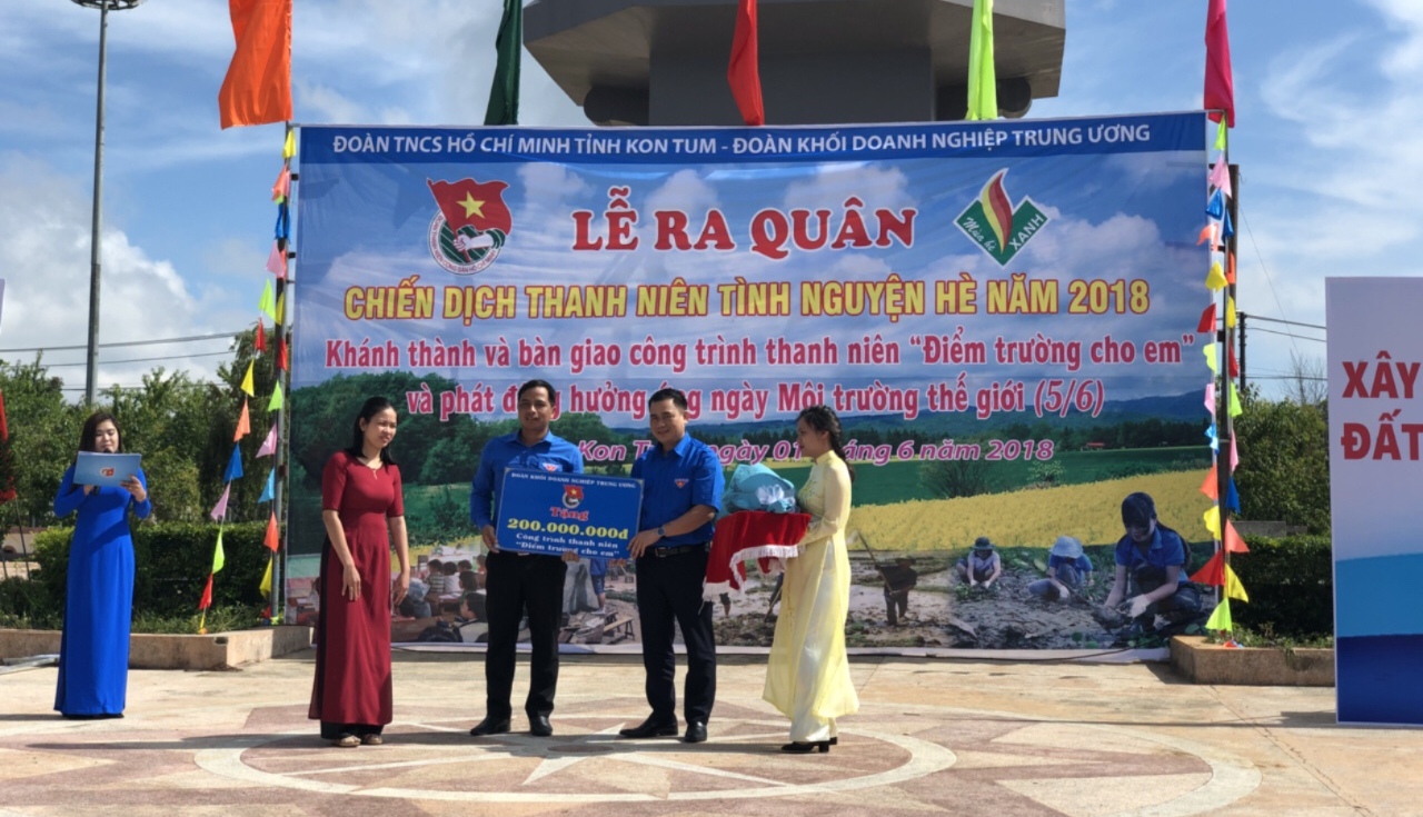 Thường trực Đoàn Khối trao biển hỗ trợ 200 triệu đồng xây dựng Điểm trường cho em.