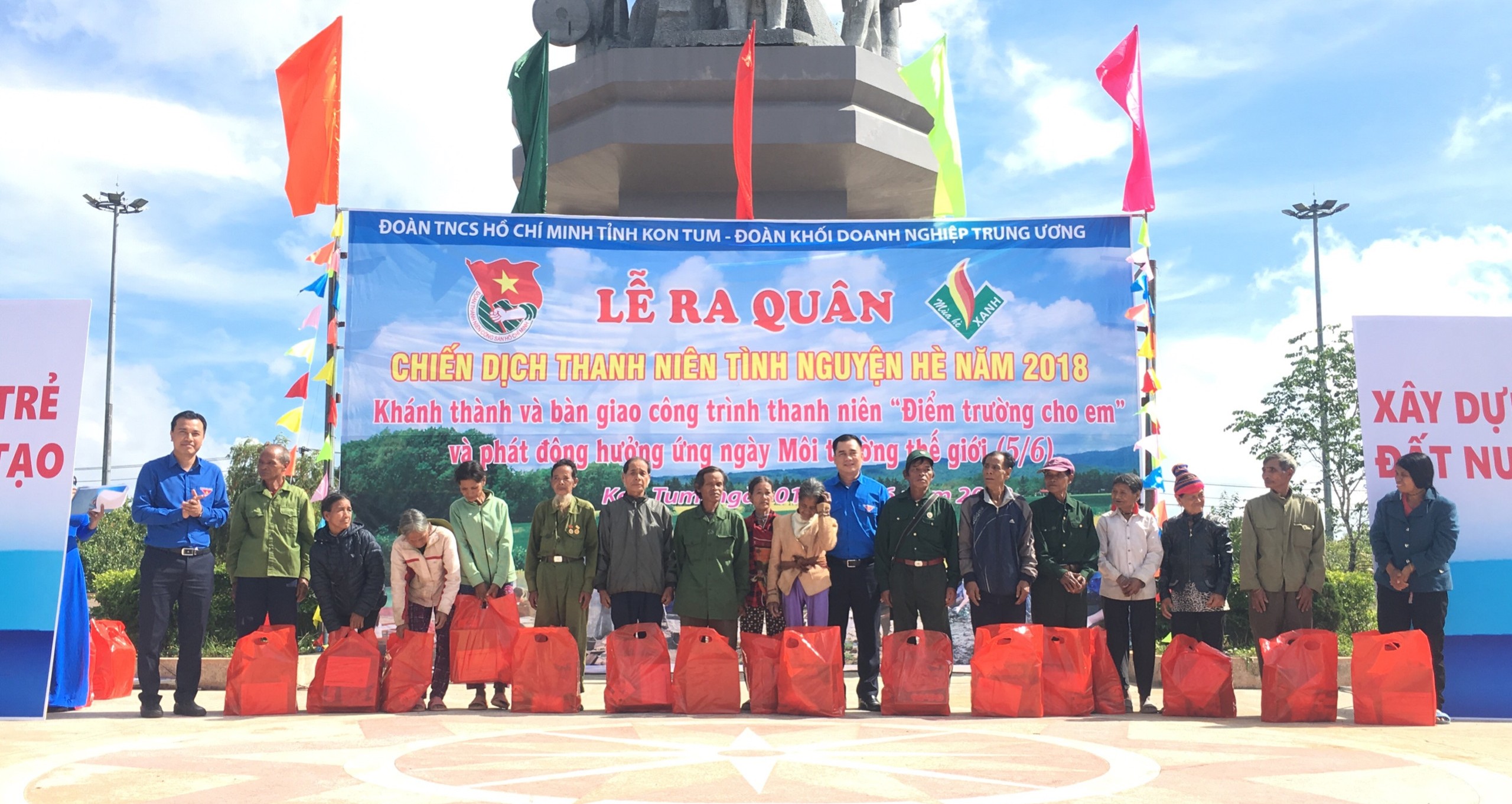 Đồng chí Nguyễn Hải Minh, Ủy viên BTV, Trưởng Ban Quốc tế Trung ương Đoàn và đồng chí Vũ Đức Tú, Ủy viên BTV Trung ương Đoàn, Bí thư Đoàn Khối tặng quà cho các gia đình chính sách, gia đình có hoàn cảnh khó khăn tại huyện Kon Plông.