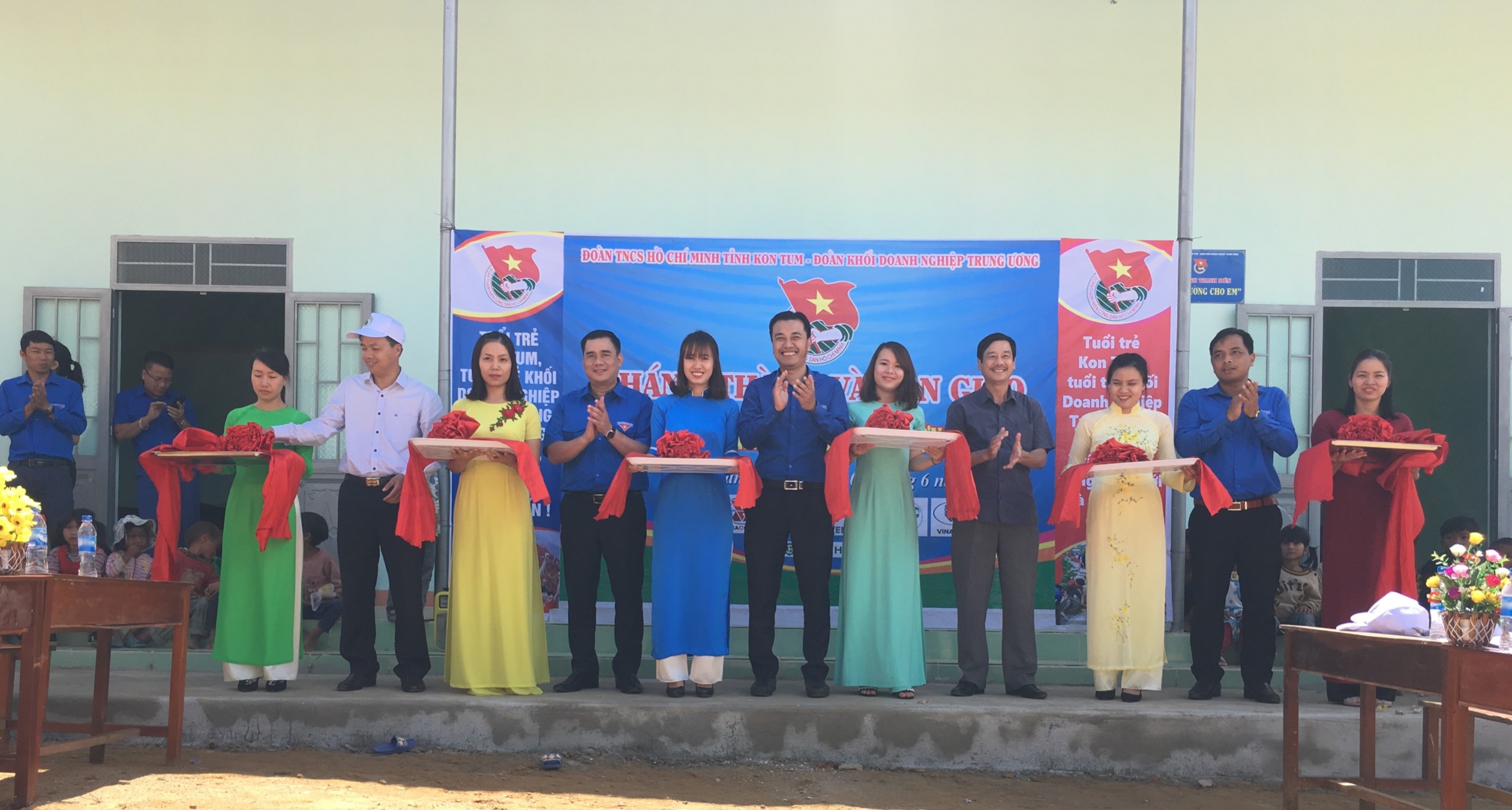 Các đồng chí lãnh đạo cắt băng khánh thành công trình thanh niên “Điểm trường cho em”.