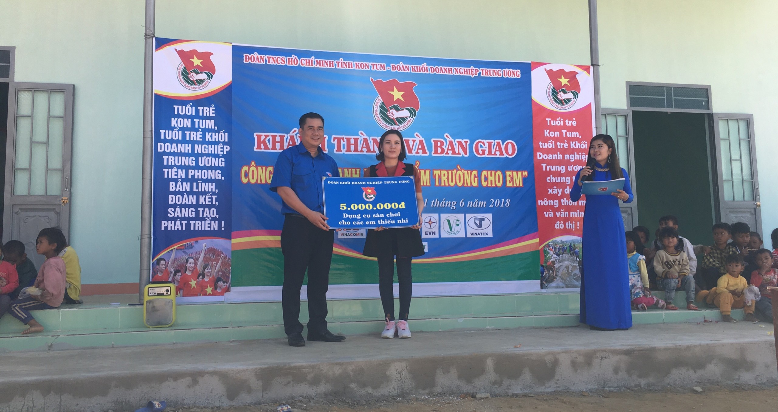 Thường trực Đoàn Khối trao biển hỗ trợ mua dụng cụ sân chơi cho các em thiếu nhi xã Măng Cành.