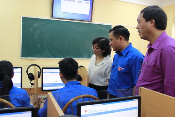 Động viên thí sinh tham dự Cuộc thi