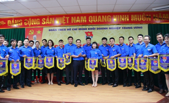 Trao Cờ lưu niệm cho các Đoàn cơ sở trực thuộc tham gia Cuộc thi