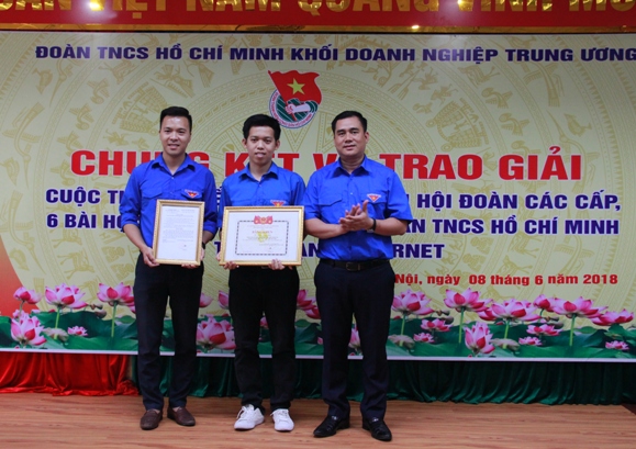 Đồng chí Vũ Đức Tú - Bí thư Đoàn Thanh niên Khối Doanh nghiệp Trung ương trao Quyết định công nhận Công trình “Phần mềm thi trực tuyến Cuộc thi tìm hiểu Nghị quyết Đại hội Đoàn các cấp, 6 bài học lý luận chính trị và Đoàn TNCS Hồ Chí Minh” là công trình thanh niên cấp Khối cho Đoàn cơ sở Trung tâm Công nghệ thông tin, Tổng Công ty Bưu điện Việt Nam 