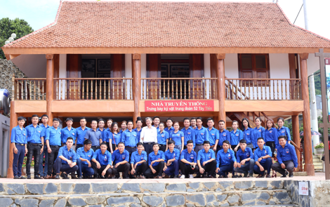 Trong khuôn khổ chương trình, Đoàn Thanh niên VRG đã tổ chức lễ dâng hương tại Khu di tích lịch sử lưu niệm Trung đoàn 52 Tây Tiến.