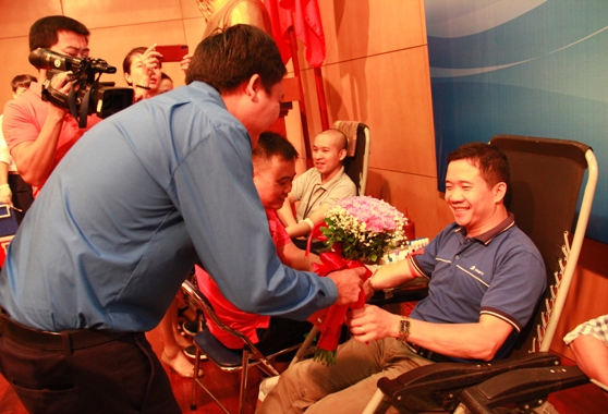 Bí thư Đoàn Thanh niên Tập đoàn VNPT Phan Hoài Nam tặng hoa cho các cán bộ, đoàn viên, thanh niên tham gia hiến máu