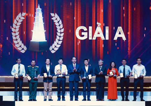 Chủ tịch nước Trần Đại Quang và Thường trực Ban Bí thư Trần Quốc Vượng trao Giải A cho các tác giả đoạt giải. Ảnh: VGP/Nhật Bắc