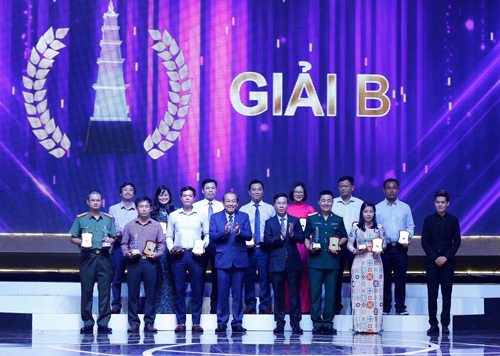 Phó Thủ tướng Thường trực Chính phủ Trương Hòa Bình và Trưởng Ban Tuyên giáo Trung ương Võ Văn Thưởng  trao Giải B cho các tác giả đoạt giải. Ảnh: VGP/Nhật Bắc