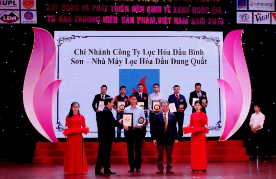 Đại diện BSR nhận giải thưởng Top 20 “Sản phẩm thân thiện với môi trường”