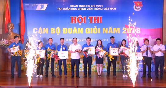 Đại diện lãnh đạo Đoàn Khối Doanh nghiệp Trung ương và Đảng ủy Tập đoàn Bưu chính Viễn thông Việt Nam