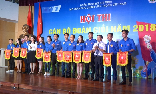 Trao cờ lưu niệm cho các thí sinh dự thi