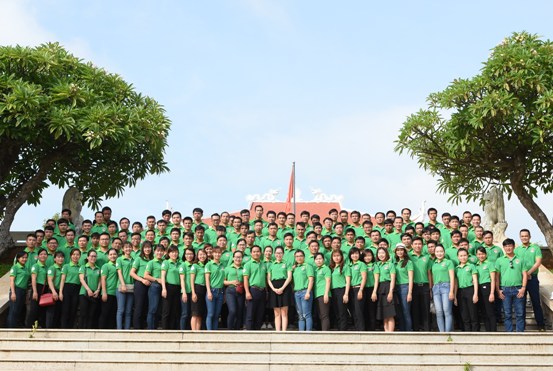 Đoàn dâng hương tại Đền thờ Liệt sĩ thành phố Vũng Tàu