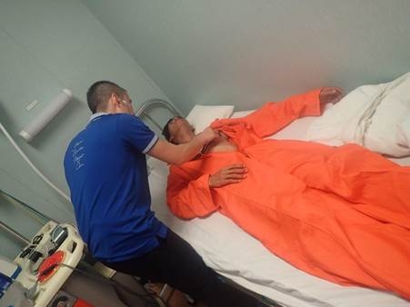 Bác sĩ trên giàn tiến hành thăm khám và sơ cứu cho bệnh nhân kiệt sức