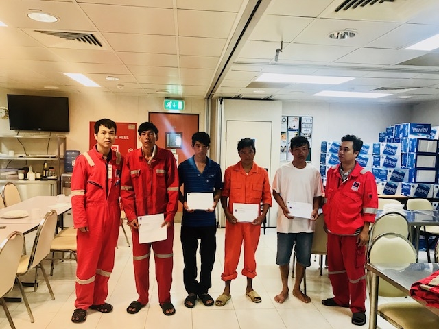 Công đoàn và Lãnh đạo giàn PQP-HT trao quà cho các ngư dân bị nạn