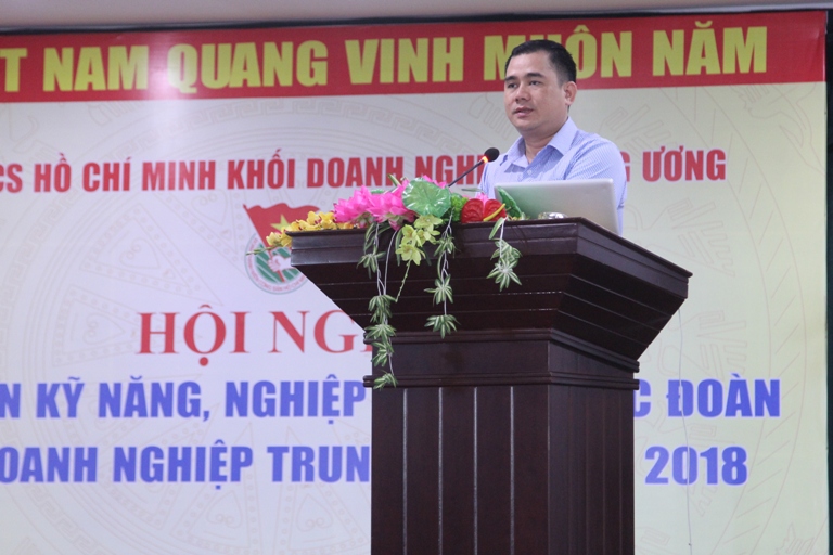 Đồng chí Vũ Đức Tú, Ủy viên BTV Trung ương Đoàn, Bí thư Đoàn Khối DNTW truyền đạt, trao đổi các nội dung kỹ năng công tác của cán bộ Đoàn cho đoàn viên thanh niên. 
