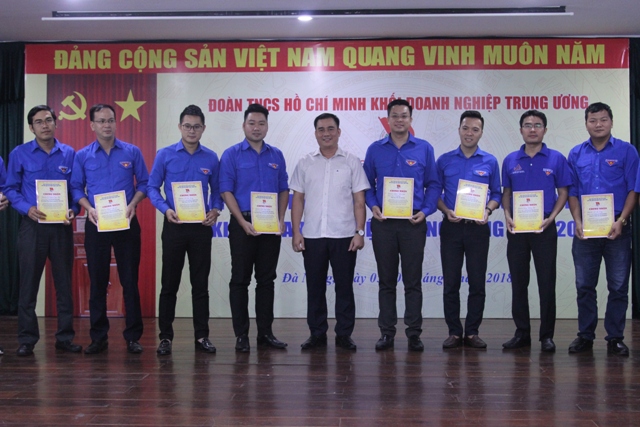 Đồng chí Vũ Đức Tú, Ủy viên BTV Trung ương Đoàn, Bí thư Đoàn Khối DNTW trao Chứng nhận cho các đồng chí cán bộ Đoàn hoàn thành Chương trình tập huấn kỹ năng, nghiệp vụ công tác Đoàn năm 2018.