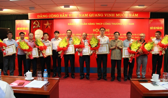 Đồng chí Phạm Tấn Công - Phó Bí thư Đảng ủy Khối DNTW và đồng chí Nguyễn Văn Thắng - Bí thư Đảng ủy, Chủ tịch HĐQT VietinBank trao tặng Huy hiệu 30 năm tuổi đảng cho các đảng viên