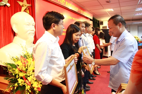 Trao tặng Giấy khen cho các tập thể, cá nhân có thành tích tiêu biểu, điển hình trong học tập và làm theo tư tưởng, đạo đức, phong cách Hồ Chí Minh năm 2018