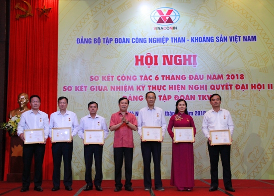 Đồng chí Phạm Tấn Công - Phó Bí thư Đảng ủy Khối Doanh nghiệp Trung ương trao tặng Kỷ niệm chương 