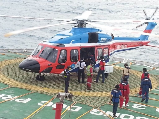 Vận chuyển người bị nạn về đất liền bằng máy bay trực thăng