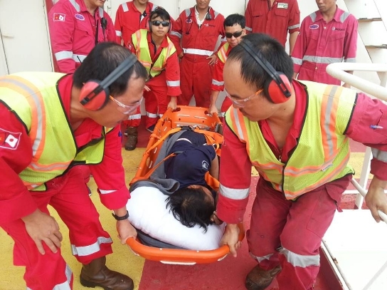 Di chuyển bệnh nhân lên giàn