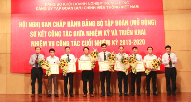 Khen thưởng các cá nhân