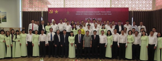 Các đại biểu chụp ảnh lưu niệm