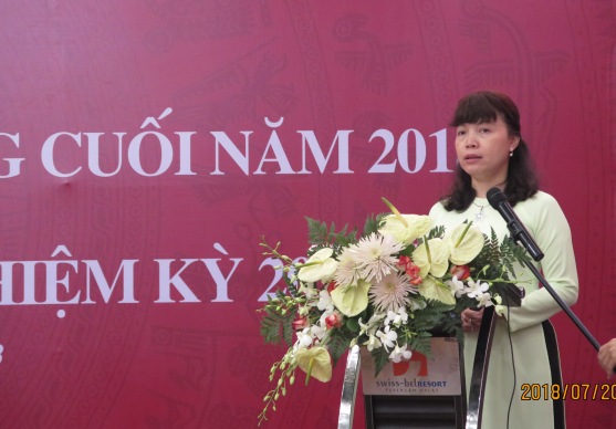 Đồng chí Trần Thị Hoàng Mai – Phó Bí thư thường trực Đảng ủy Vinataba báo cáo sơ kết giữa nhiệm kỳ