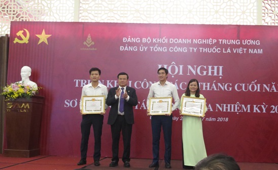 Đại diện lãnh đạo Đảng ủy Vinataba trao tặng Giấy khen cho các cá nhân đạt giải Nhất trong Cuộc thi Video Clip: “Tuổi trẻ Khối Doanh nghiệp Trung ương học tập và làm theo tư tưởng, đạo đức, phong cách Hồ Chí Minh”