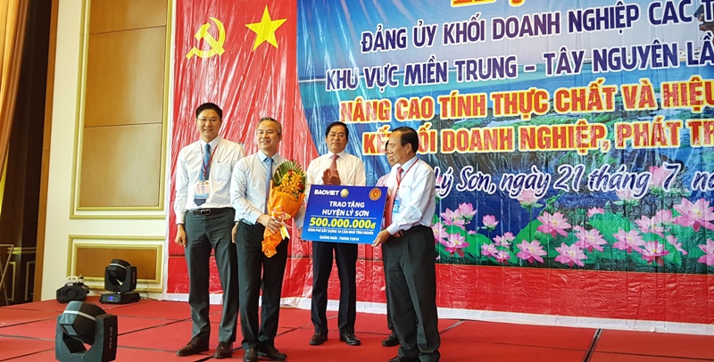Dịp này, Tập đoàn Bảo Việt thuộc Khối Doanh nghiệp Trung ương đã trao tặng 500 triệu đồng hỗ trợ tỉnh Quảng Ngãi xây dựng nhà tình nghĩa cho đối tượng chính sách và người nghèo trong tỉnh.