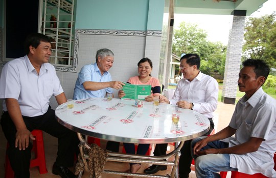 Đoàn khảo sát thăm 2 hộ vay vốn Thạch Thị Hồng Hoa và Thạch Hoài Phong ở ấp Sóc Chùa, xã Thuận Hòa