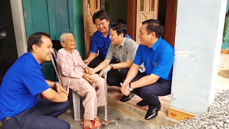 Đồng chí Phạm Tấn Công, Phó Bí thư Đảng ủy Khối, đồng chí Nguyễn Hải Minh, Trưởng Ban Quốc tế Trung ương Đoàn thăm và tặng quà cho Mẹ Việt Nam Anh hùng Nguyễn Thị Huề.