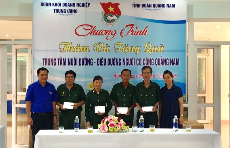 Thường trực Đảng uỷ Khối và Thường trực Đoàn Khối thăm hỏi, tặng quà các thương bệnh binh đang điều trị tại Trung tâm nuôi dưỡng - điều dưỡng người có công Quảng Nam.