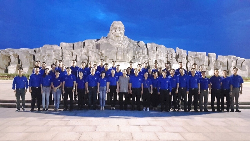 Đoàn công tác chụp ảnh lưu niệm tại Tượng đài Mẹ Việt Nam Anh hùng, thành phố Tam Kỳ, tỉnh Quảng Nam.