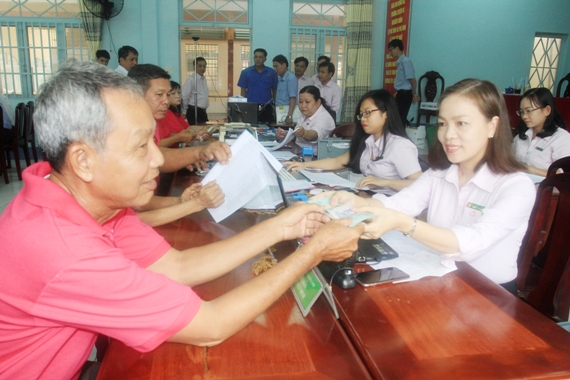 Tại điểm giao dịch xã Nhơn Nghĩa, NHCSXH huyện Châu Thành A (Hậu Giang) giải ngân cho bà con trên địa bàn xã vay vốn phát triển sản xuất kinh doanh