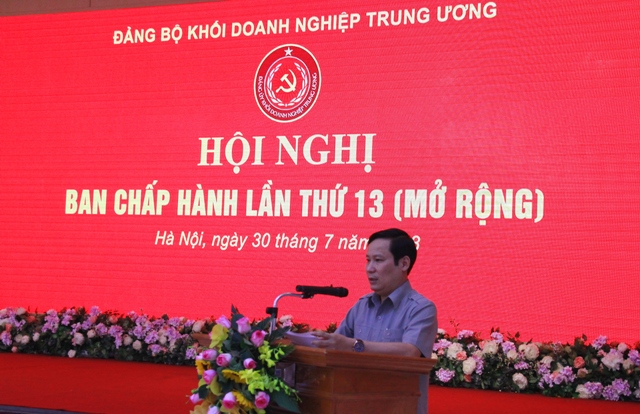 Đồng chí Phạm Tấn Công – Phó Bí thư Đảng ủy Khối Doanh nghiệp Trung ương báo cáo sơ kết 6 tháng đầu năm, nhiệm vụ 6 tháng cuối năm 2018 của Đảng bộ Khối DNTW