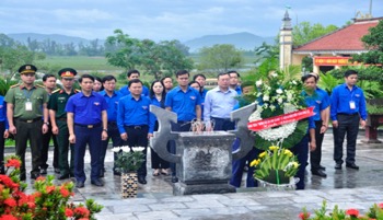 Các đại biểu dâng hương tại Khu tưởng niệm anh hùng liệt sỹ Lý Tự Trọng