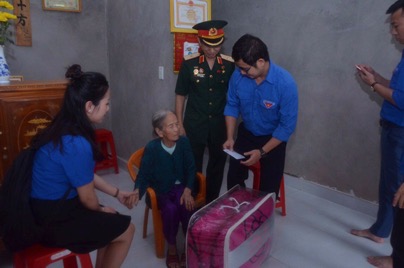 Đại diện Thường trực Đoàn Thanh niên Tập đoàn Điện lực Việt Nam  tặng quà của Đoàn Khối Doanh nghiệp Trung ương  cho mẹ Việt Nam Anh hùng tại huyện Vĩnh Linh, tỉnh Quảng Trị