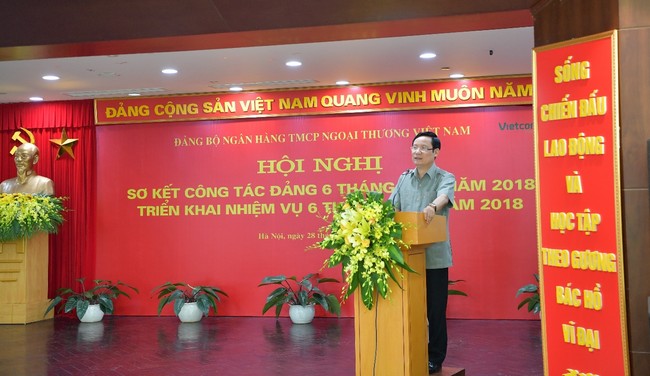 Đồng chí Phạm Tấn Công - Phó Bí thư Đảng ủy Khối Doanh nghiệp Trung ương phát biểu tại Hội nghị