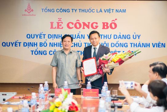 Đồng chí Phạm Tấn Công - Phó Bí thư Đảng ủy Khối Doanh nghiệp Trung ương trao Quyết định chuẩn y chức danh Bí thư Đảng ủy cho đồng chí Hồ Lê Nghĩa