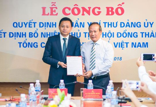 Đồng chí Cao Quốc Hưng - Thứ trưởng Bộ Công thương trao Quyết định bổ nhiệm Chủ tịch HĐTV