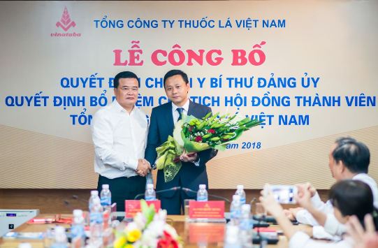  đồng chí Vũ Văn Cường Bí thư Đảng ủy, Chủ tịch Hội đồng thành viên Tổng công ty tặng hoa chúc mừng tân Chủ tịch HĐTV