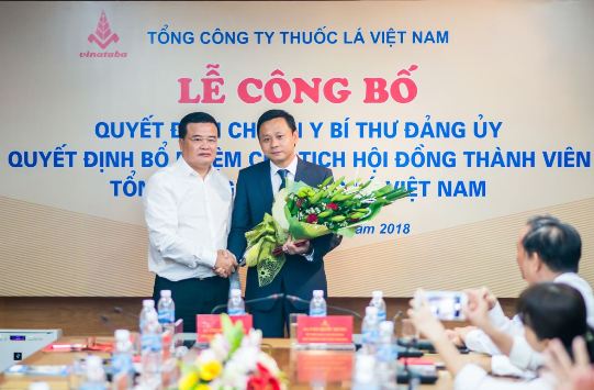  đồng chí Vũ Văn Cường Bí thư Đảng ủy, Chủ tịch Hội đồng thành viên Tổng công ty tặng hoa chúc mừng tân Chủ tịch HĐTV
