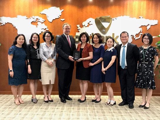 Đại diện Vietcombank nhận Giải thưởng từ ông Charles Kohler – Phó Giám đốc Toàn cầu phụ trách Khối Dịch vụ Thanh toán của Wells Fargo Bank, N.A